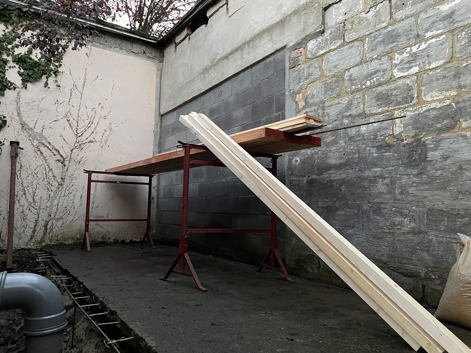 uitbreiden betonplateau en herstel schade aan muur
