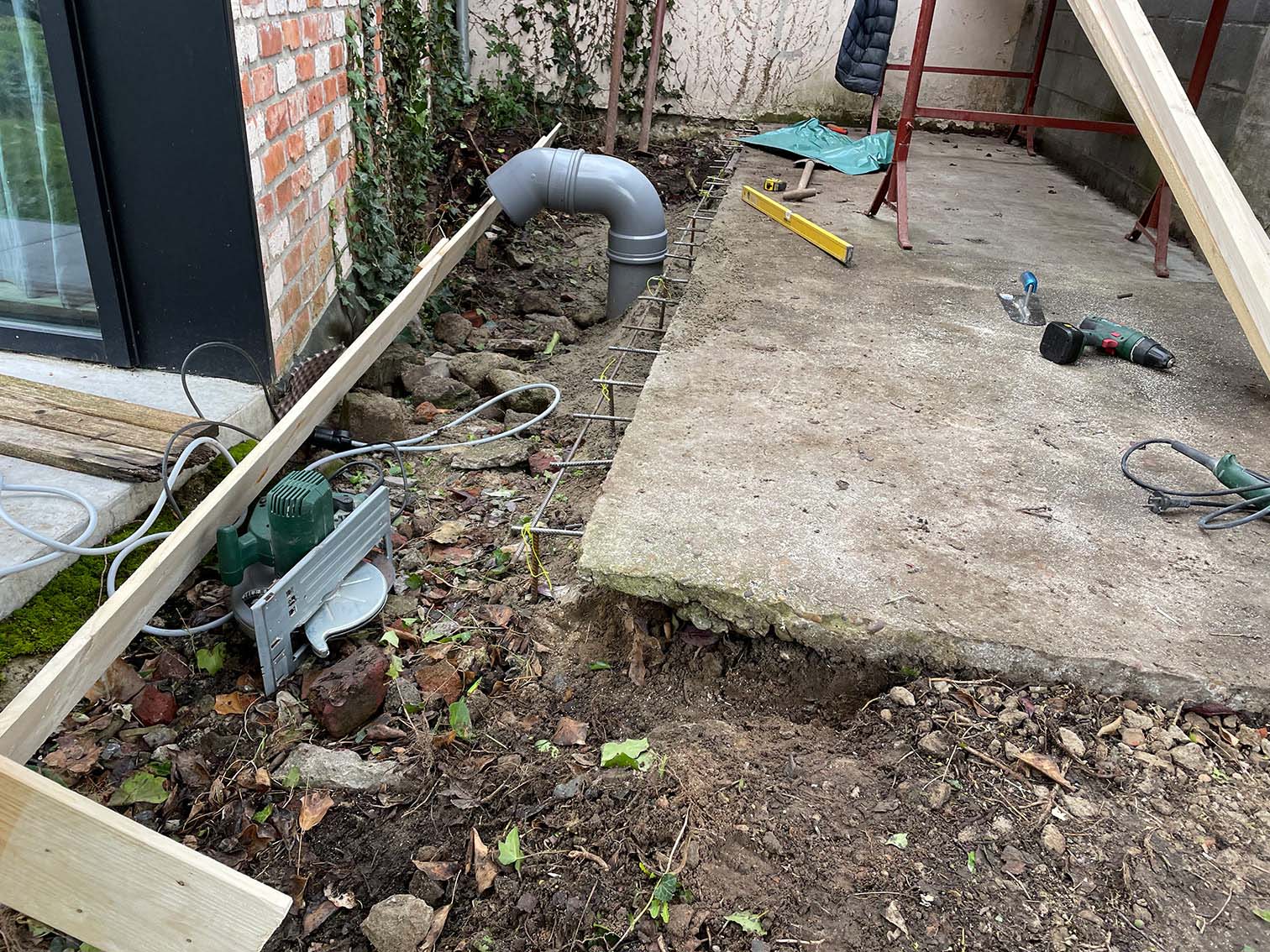 uitbreiden betonplateau en herstel schade aan muur