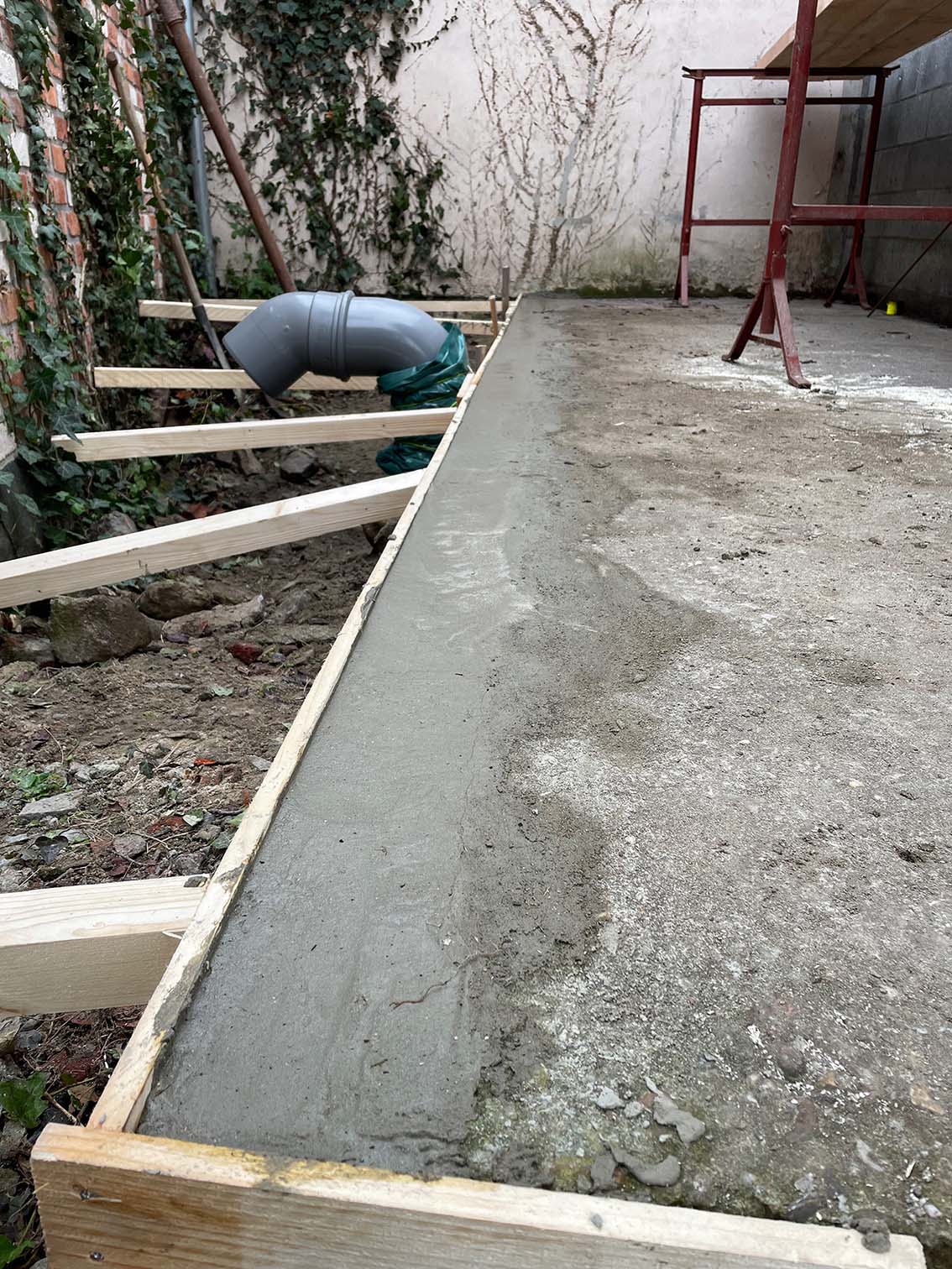 uitbreiden betonplateau en herstel schade aan muur