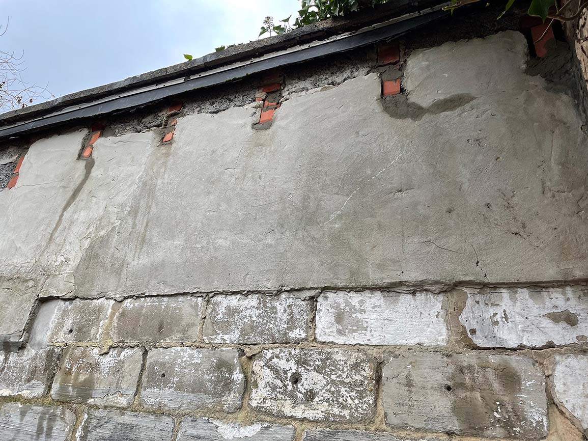 uitbreiden betonplateau en herstel schade aan muur