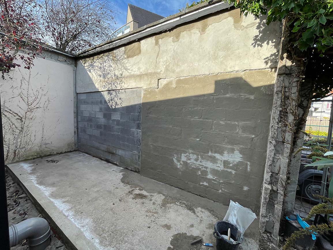 uitbreiden betonplateau en herstel schade aan muur